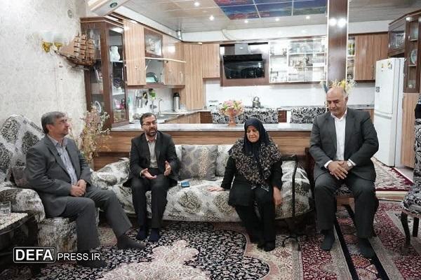 دیدار استاندار لرستان با خانواده شهید «عباس حسینی‌نسب» + عکس