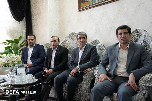دیدار استاندار لرستان با خانواده شهید «عباس حسینی‌نسب» + عکس