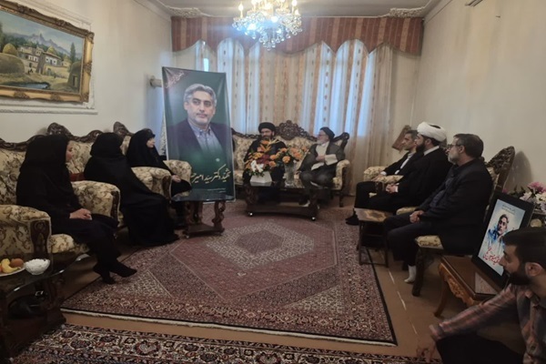 دیدار مسؤولان زنجانی با مادر شهید دانشمند هسته‌ای کشور