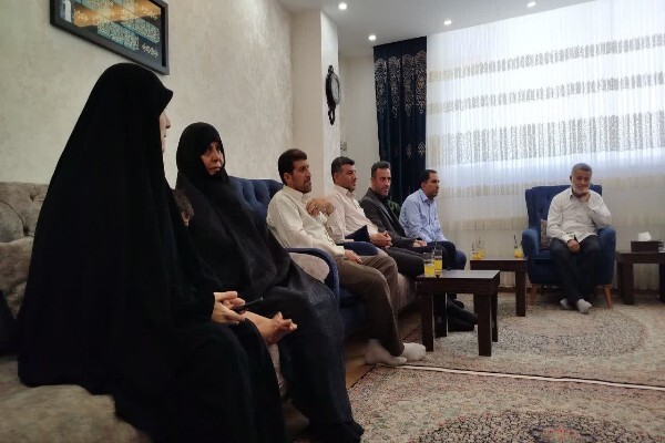 دیدار اعضای شورای شهر و شهردار زنجان با خانواده پاسدار شهید «محمدرضا فروغی راد»
