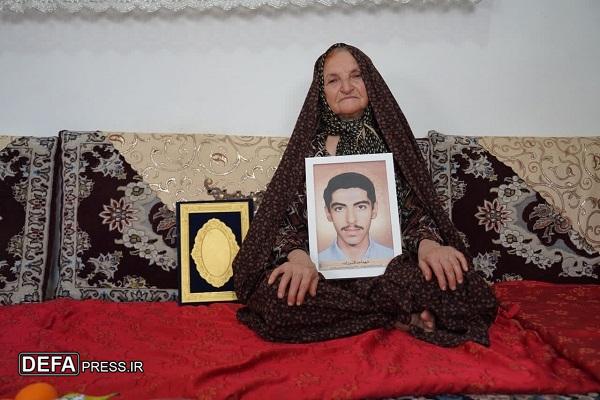 دیدار اعضای کارگروه تاریخ شفاهی دفاع مقدس آمل با مادر شهید «قاسم زاده»