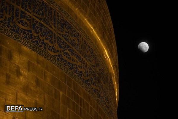 اقامه نماز آیات برای طولانی‌ترین ماه‌گرفتگی قرن در حرم امام رضا (ع)
