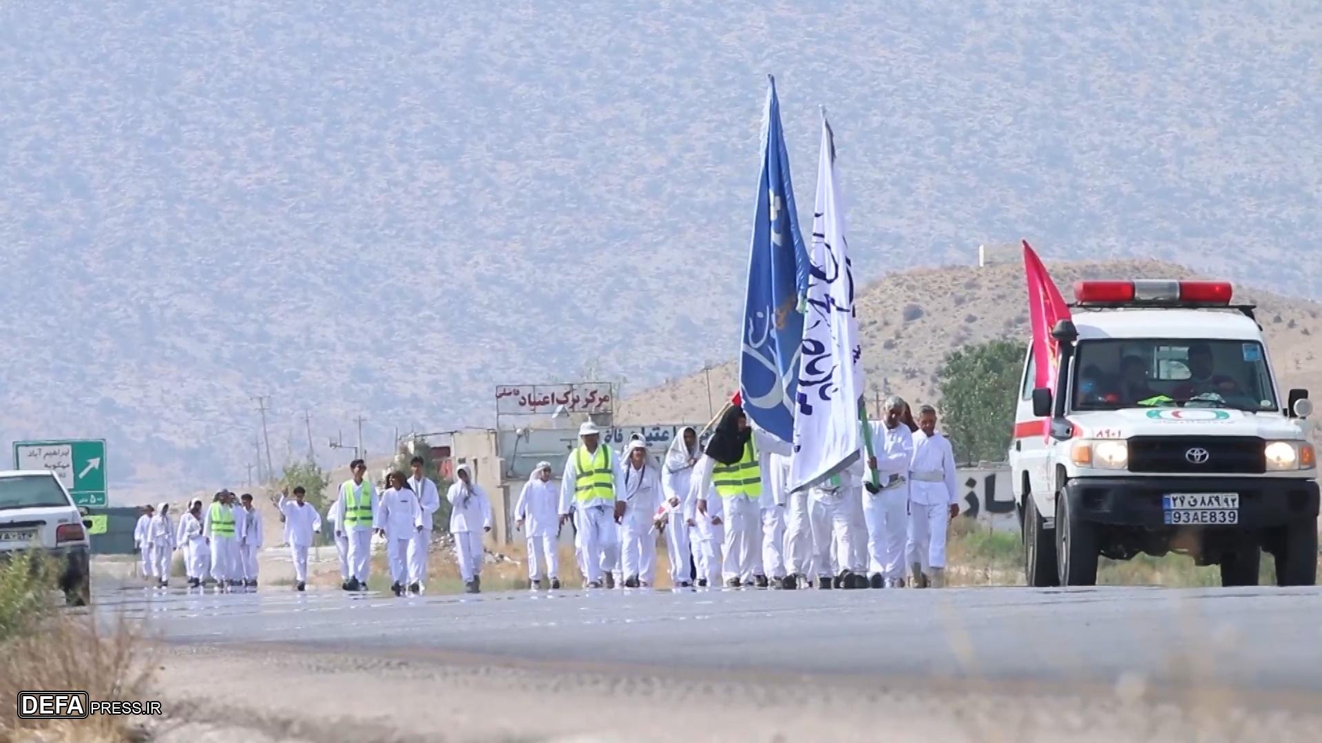 پیاده روی کاروان زیارتی فیروزآباد به یاد شهید«احمد زارعی» به سمت حرم مطهر شاهچراغ (ع)