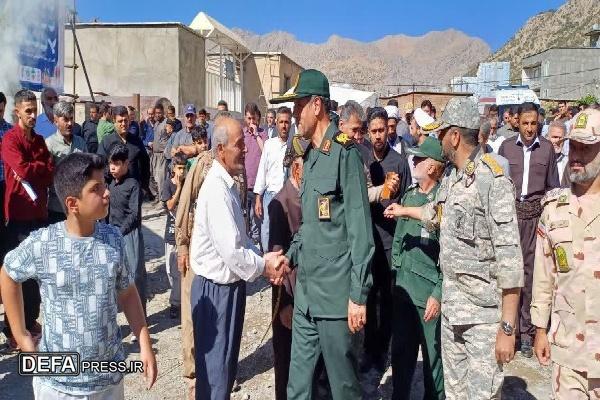شهیدان پرچم‌داران عزت و افتخار ملت ایران هستند