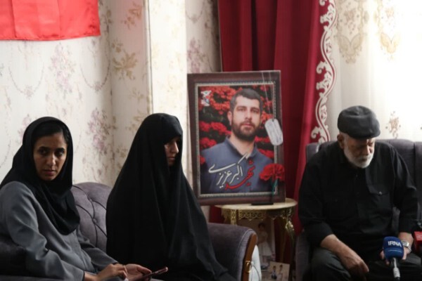 حضور کاروان رسانه‌ای در منزل شهید «اکبر عزیزی»