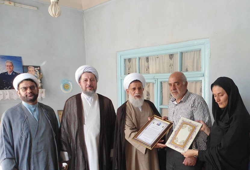دیدار حجتالاسلام محمدحسنی با خانواده شهید «آین»