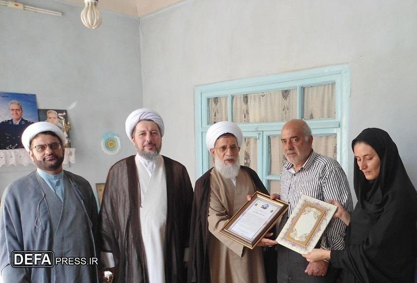 دیدار حجت الاسلام والمسلمین محمد حسنی با خانواده شهدای جنگ ۱۲ روزه