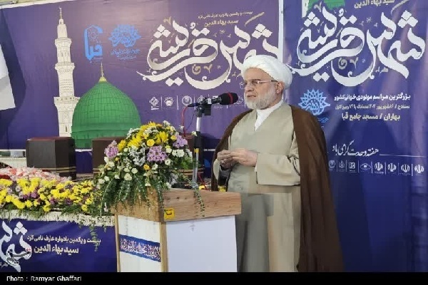 صفت رحمت و عطوفت و مهربانی مایه جذب مردم به پیامبر اسلام (ص) بود