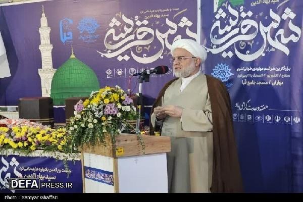 صفت رحمت و عطوفت و مهربانی بود که مردم را به پیامبر (ص) جذب می‌کرد