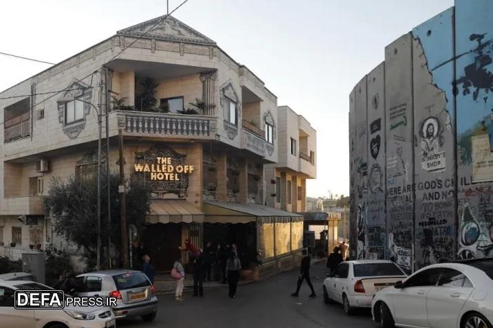 اعتراض هنری بنکسی به سرکوب معترضان فلسطینی در لندن