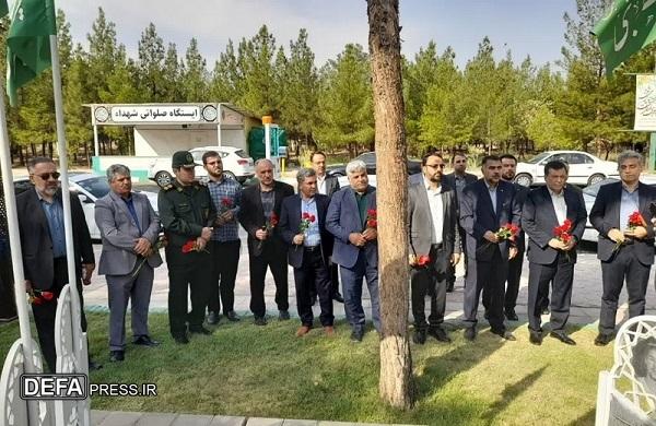 غبارروبی مزار شهدای گمنام بهشت معصومه(س) قم به مناسبت هفته تعاون+ تصاویر