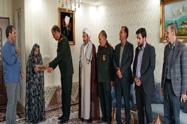 دیدار فرمانده سپاه بیت‌المقدس کردستان با خانواده سردار شهید بیاتیان