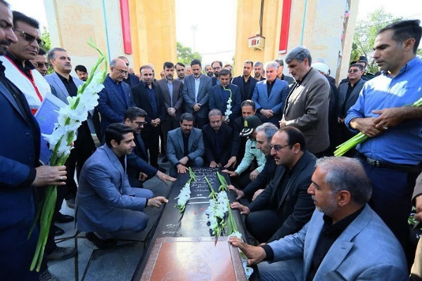 تصاویر/ ادای احترام استاندار همدان به مقام شهدا