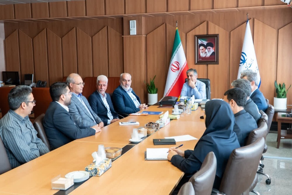 دیدار سرمایه‌گذاران احداث نیروگاه خورشیدی با استاندار مرکزی
