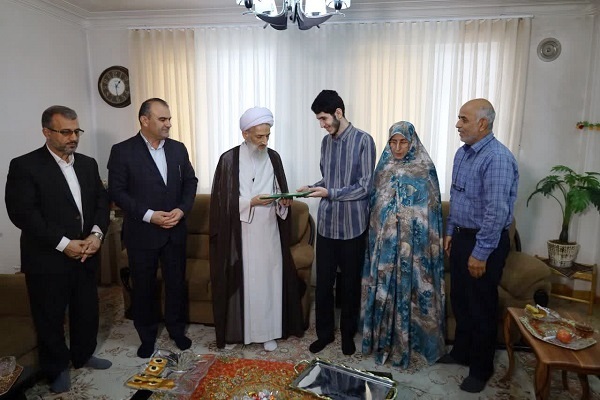تصاویر/ تجلیل نماینده ولی فقیه در مازندران از نفر چهارم کنکور سراسری در ساری