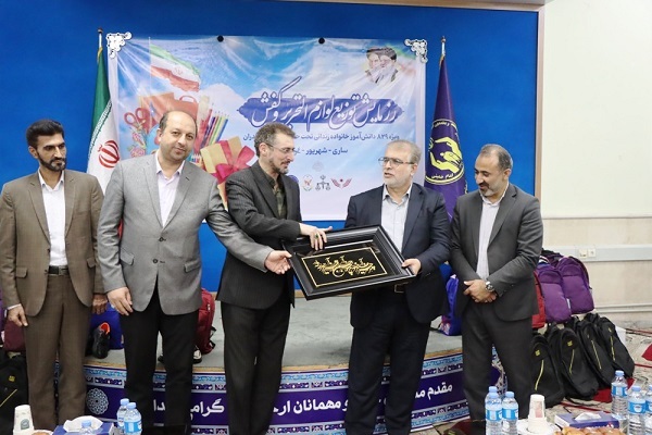 تصاویر/ برگزاری رزمایش توزیع لوازم التحریر و کفش در ساری