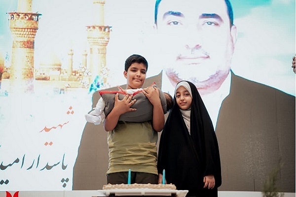 تصاویر/ جشن تولد شهید «امید کاظمی» در گلزار شهدای کرمان