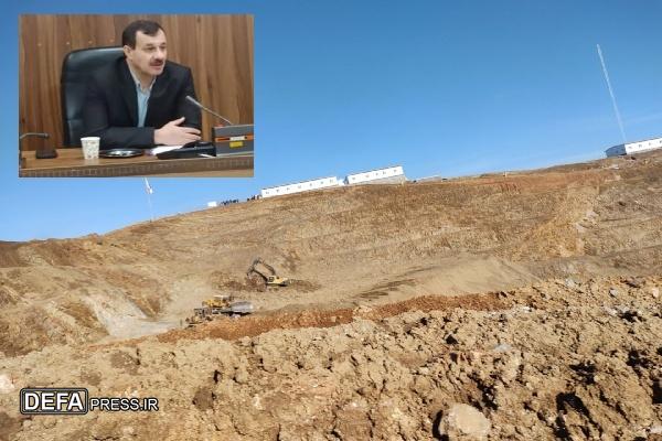 دولت در کنار خانواده‌های مصیبت دیده معدن طلای قلقله است