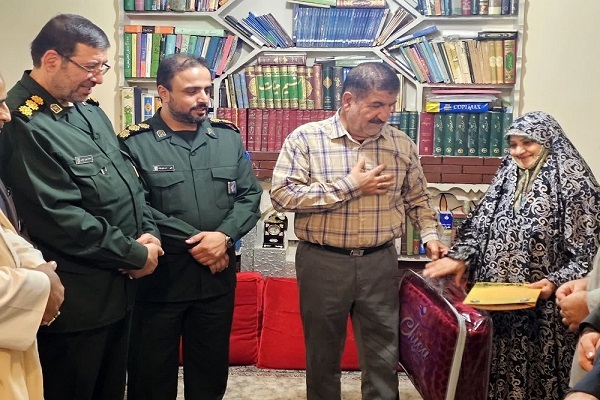 تصاویر/ تجلیل مدیرکل حفظ آثار دفاع مقدس مازندران از جانباز دفاع مقدس در سیمرغ