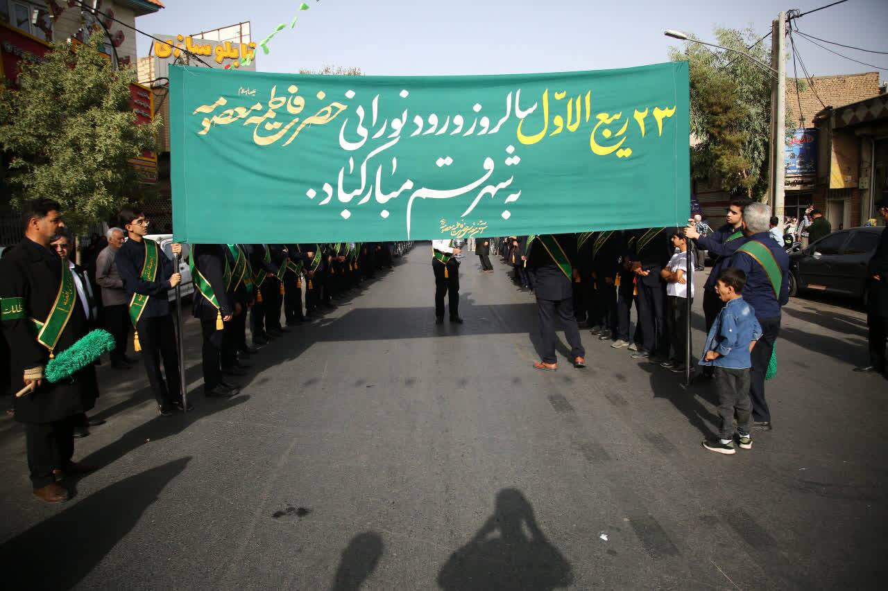 فیلم/ جشن و سرور در کاروان نمادین ورود حضرت معصومه(س) به قم