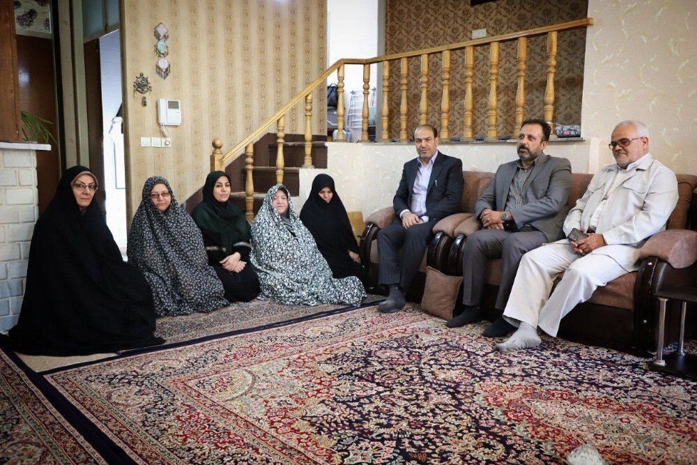 دیدار مدیرکل بنیاد شهید و امور ایثارگران استان مرکزی با خانواده شهید والامقام «نبی نعیمی» در شهرستان شازند