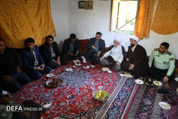 دیدار نماینده ولی فقیه در مازندران با جانباز ۵۰ درصد گلوگاه+ تصاویر