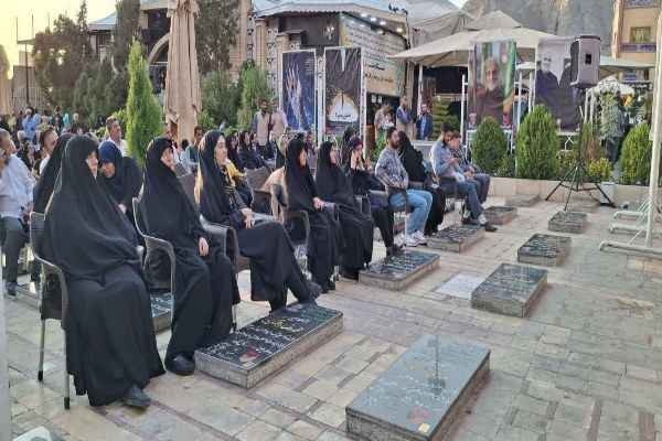 مراسم بزرگداشت شهیدان فتحی با حضور خانواده معظم شهدا در گلزار شهدای کرمان برگزار شد+تصاویر