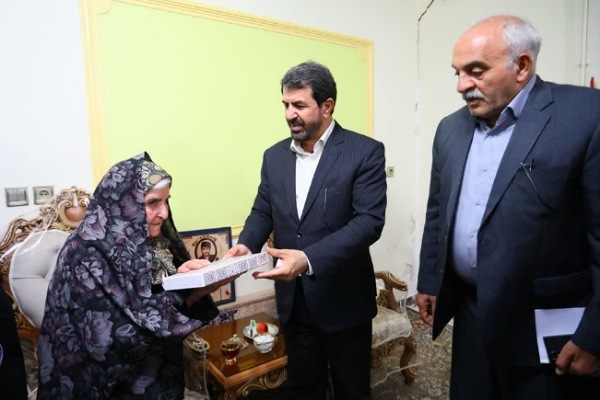 دیدار استاندار همدان با خانواده شهید «اصلانی»+ تصاویر