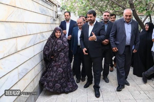 دیدار استاندار همدان با خانواده شهید «اصلانی» در درگزین + تصاویر