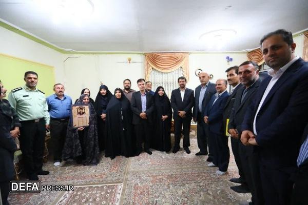 دیدار استاندار همدان با خانواده شهید «اصلانی» در درگزین + تصاویر