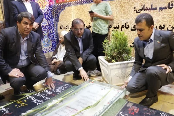 ادای احترام معاون علمی و فناوری رئیس جمهور و استاندار کرمان به شهید حاج «قاسم سلیمانی»+ تصاویر