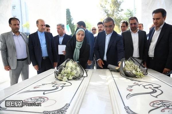 وزیر راه و شهرسازی به مقام شهدای گمنام استانداری خراسان رضوی ادای احترام کرد