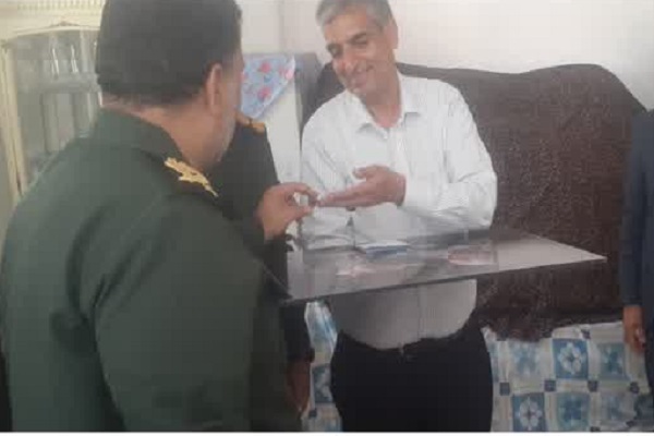 فرمانده سپاه ثارالله کرمان با خانواده شهید هادی‌زاده دیدار کرد