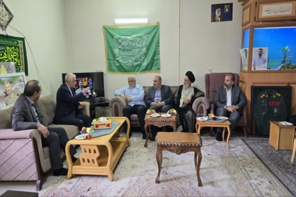 معاون رئیس‌جمهور با خانواده شهیدان اقتدار اصفهان دیدار کرد