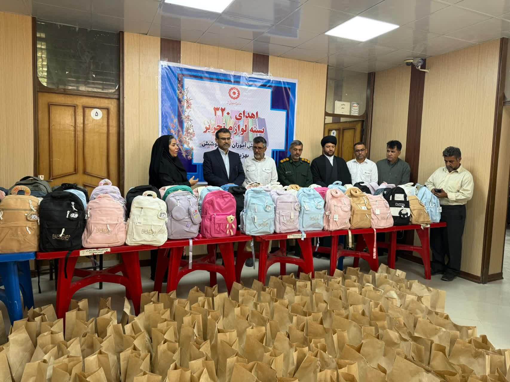 برگزاری پویش «همه حاضر» با اهداء بیش از ۳۰۰ بسته لوازم آموزشی به دانش آموزان لامرد