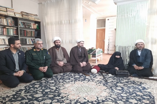 دیدار مسئولان با خانواده شهیدان «تقوی» در یاسوج