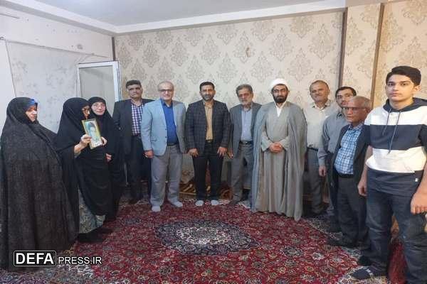 دیدار مسئولین استانی با مادر شهید اسماعیل ثناگو و اهدای شناسنامه نمادین شهید