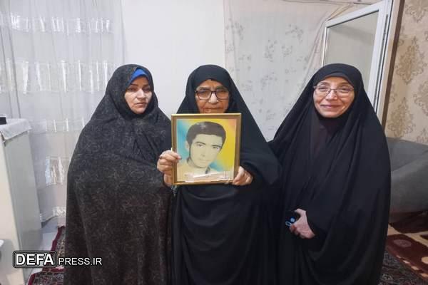 دیدار مسئولین استانی با مادر شهید اسماعیل ثناگو و اهدای شناسنامه نمادین شهید