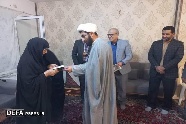 دیدار مسئولین استانی با مادر شهید اسماعیل ثناگو و اهدای شناسنامه نمادین شهید
