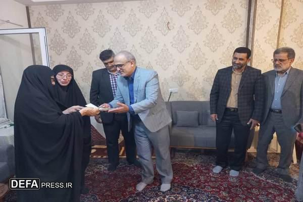 دیدار مسئولین استانی با مادر شهید اسماعیل ثناگو و اهدای شناسنامه نمادین شهید