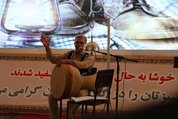 تصاویر/ نواختن زنگ ایثار و شهادت در گلزار شهدای کرمان