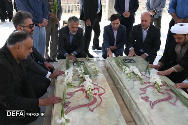 گلباران مزار آلاله های گمنام دانشگاه سمنان همزمان با هفته دفاع مقدس