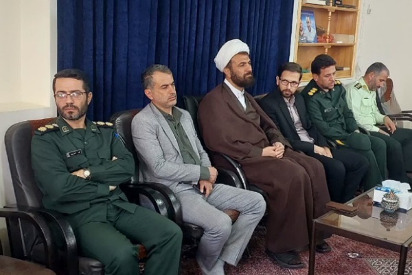 دیدار مسئولان با امام جمعه شهرستان بهار به مناسبت هفته دفاع مقدس + تصاویر