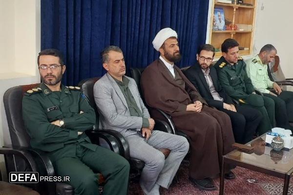 دیدار مسئولان با امام جمعه شهرستان بهار به مناسبت هفته دفاع مقدس + تصاویر