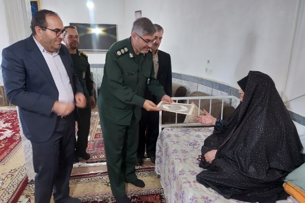 دیدار مسئولان شهرستان اسدآباد با خانواده شهدا + تصاویر