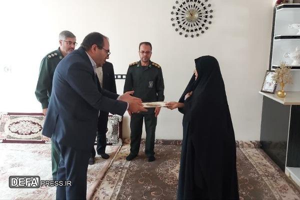 دیدار مسئولان شهرستان اسدآباد با خانواده شهدا + تصاویر