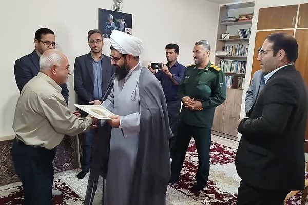 حضور در کنار خانواده شهدا بزرگترین درس ایثار را به جامعه منتقل می‌کند