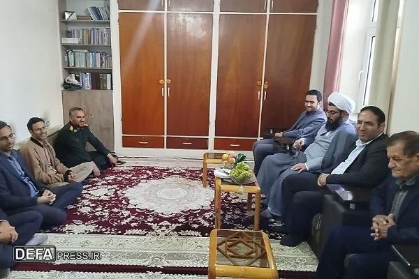 حضور در کنار خانواده شهدا بزرگترین درس ایثار را به جامعه منتقل می‌کند