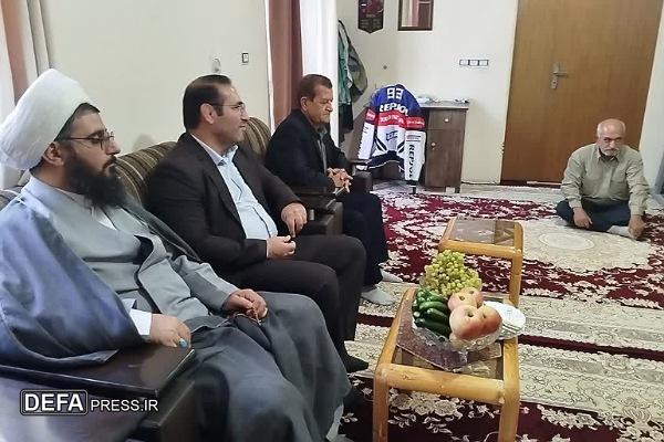 حضور در کنار خانواده شهدا بزرگترین درس ایثار را به جامعه منتقل می‌کند