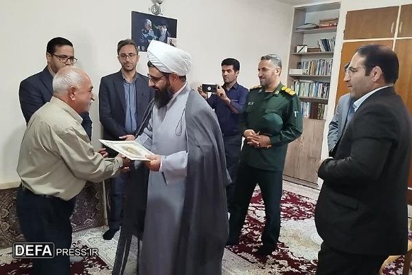 حضور در کنار خانواده شهدا بزرگترین درس ایثار را به جامعه منتقل می‌کند